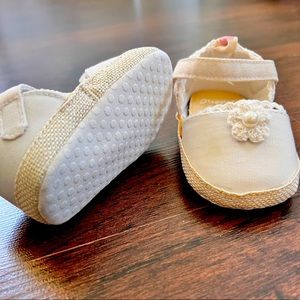 Baby girl shoes, Stepping Stones sandals, pearl flower, size 3, never worn